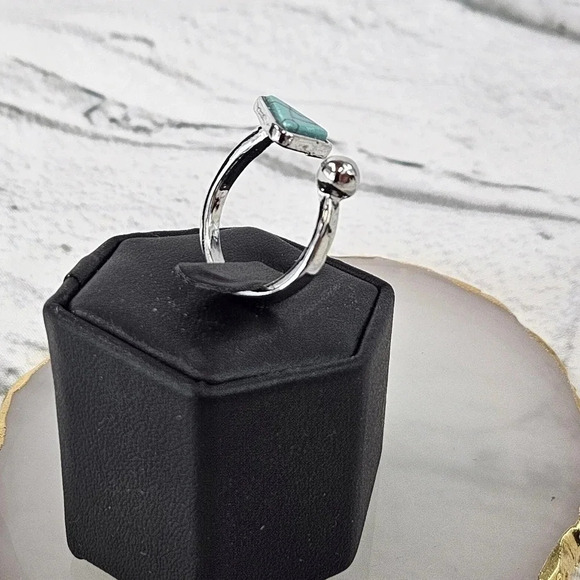 Green Triangle Adjustable Fashion Ring A27 - Picture 4 of 5